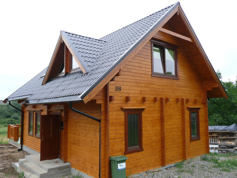 Drewniana chatka o szarym dachu.