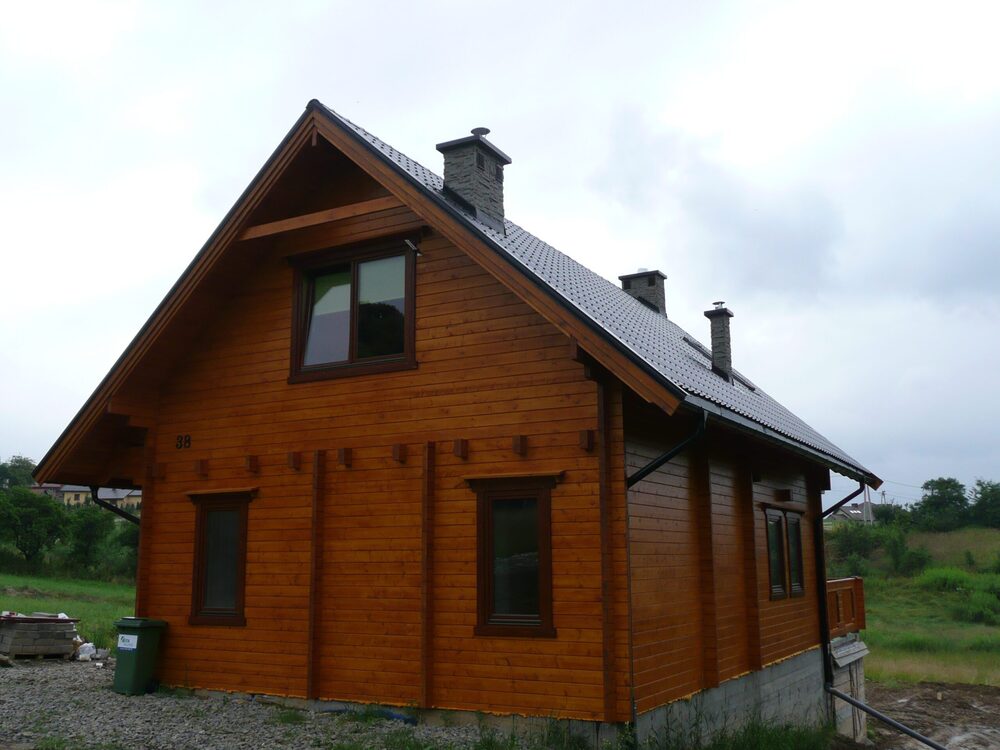 Drewniany dom w górach.