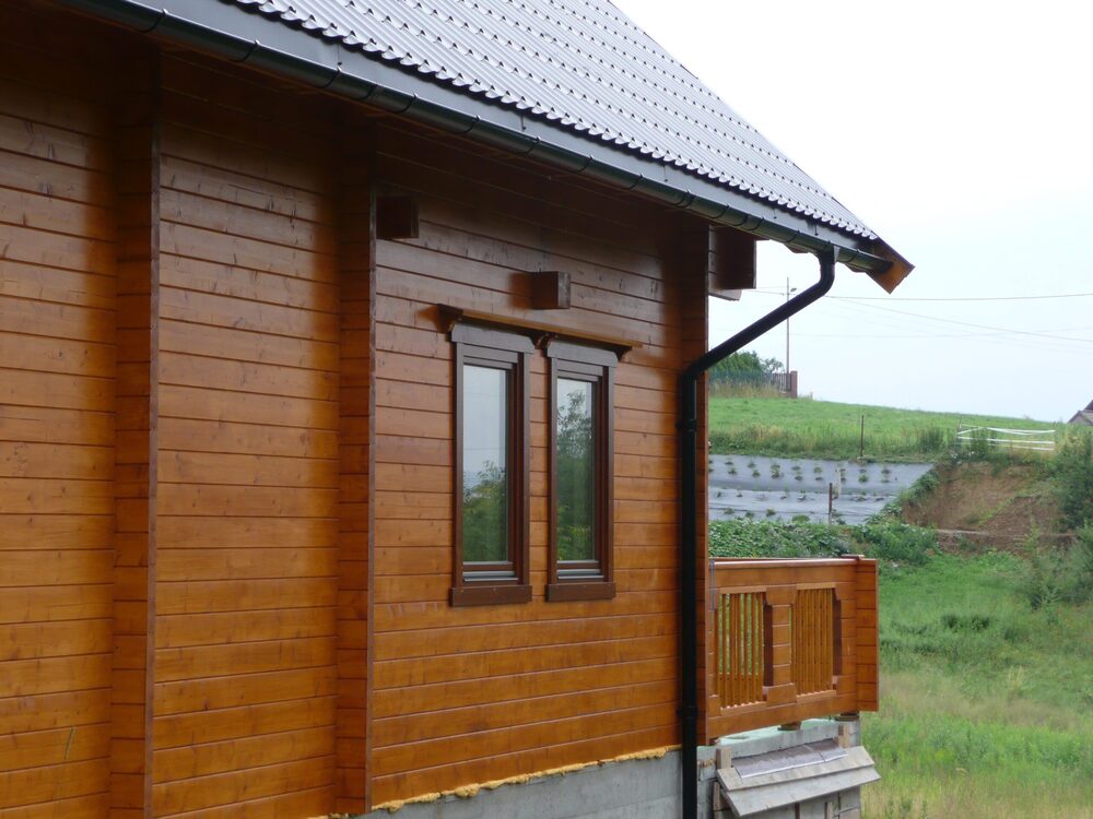 Drewniany dom z tarasem.