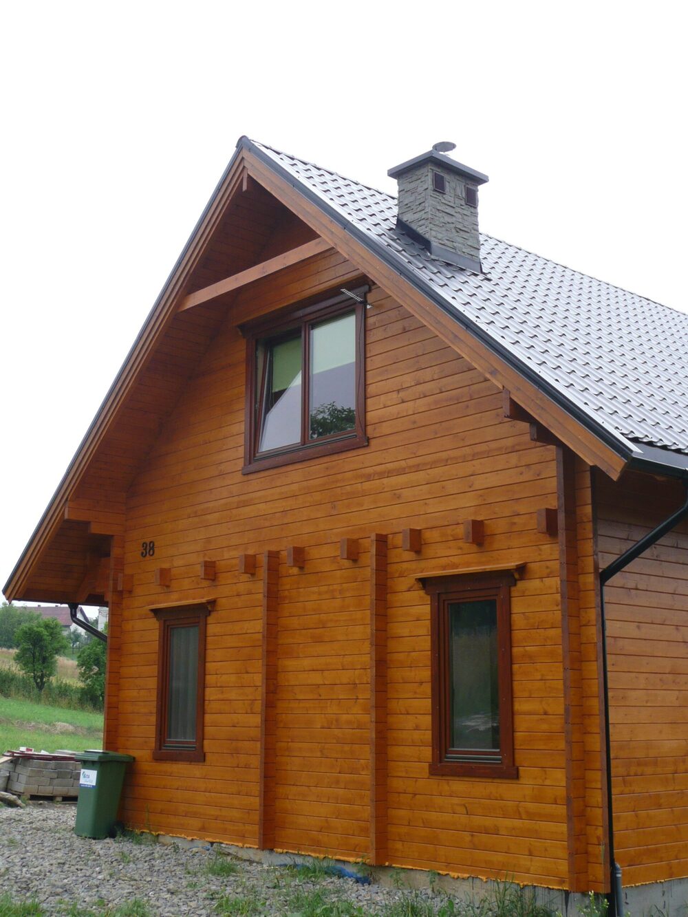 Drewniany dom z okapem.