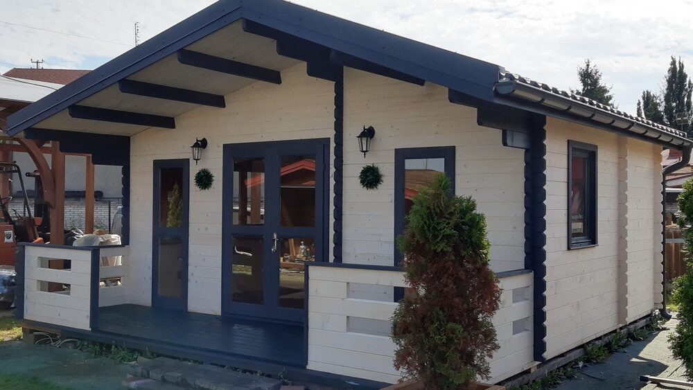 Drewniany domek z ozdobnymi wieńcami.