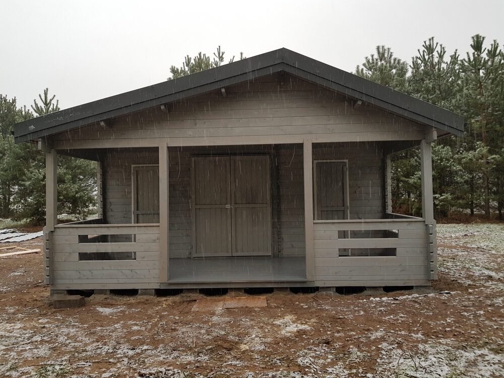 Drewniany domek w lesie.