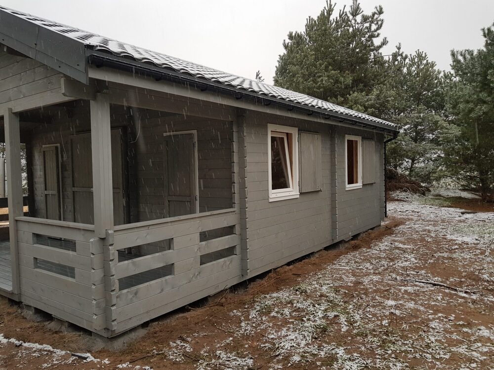 Drewniany dom w śniegu.