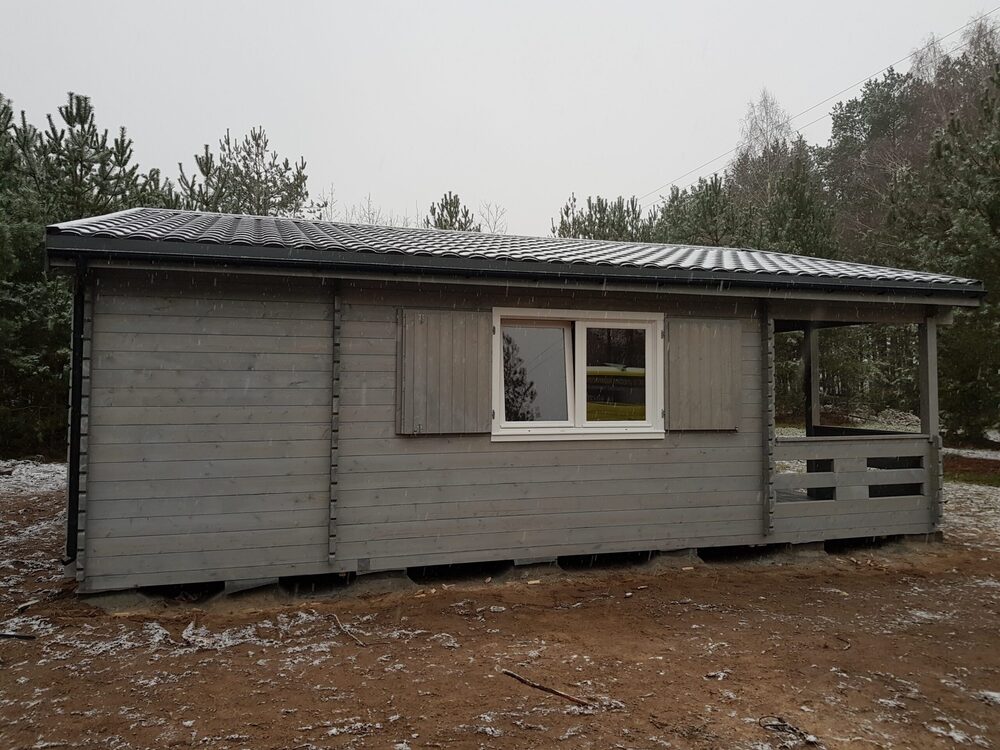 Drewniany domek w lesie.