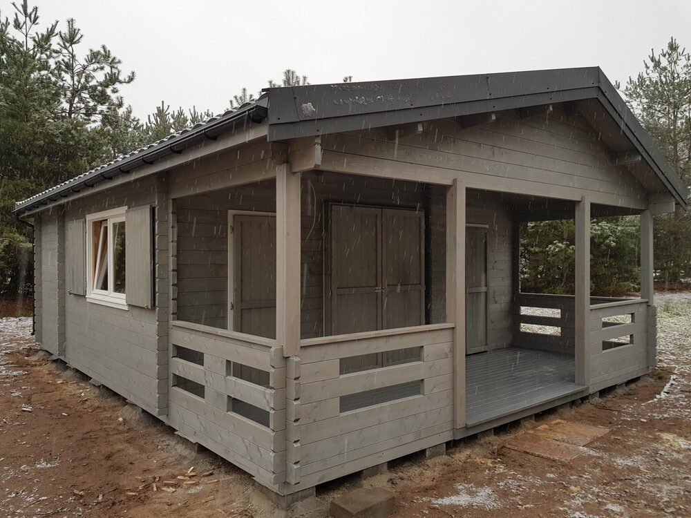 Drewniana chata w lesie.