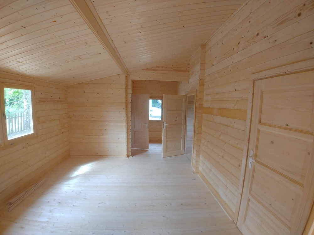 Drewniane wnętrze domku.