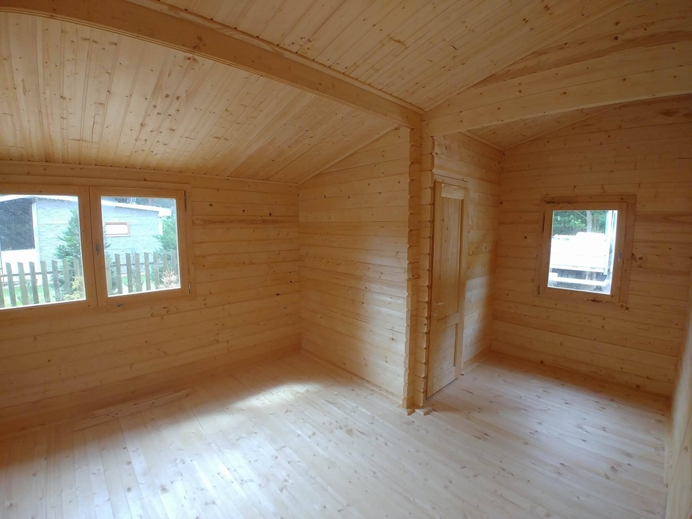 Drewniany pokój, okna.