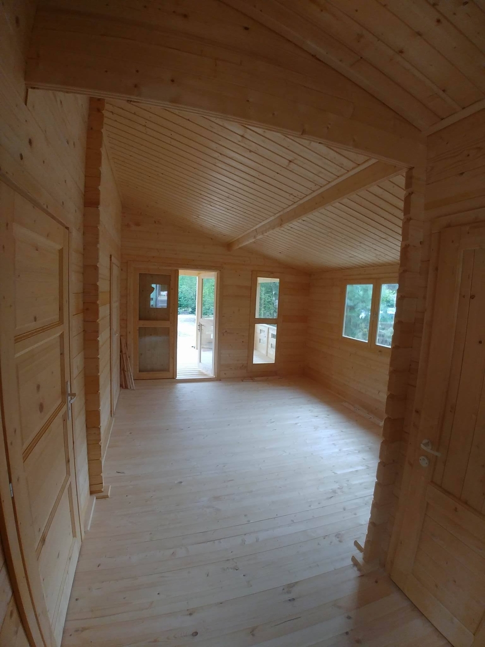 Drewniane wnętrze budynku.