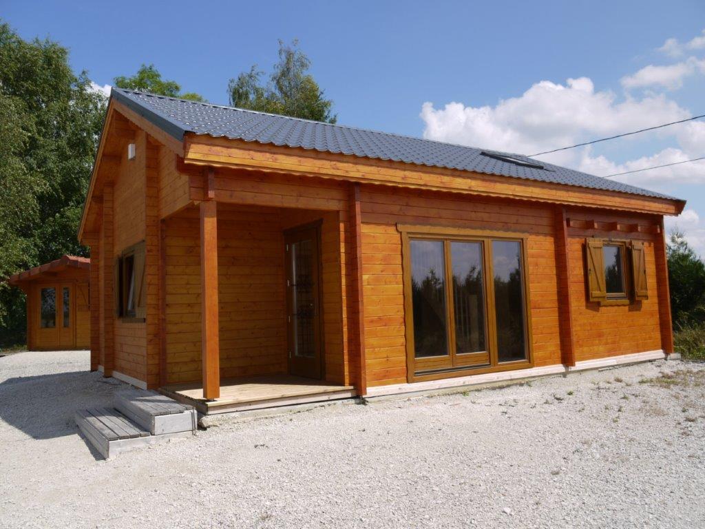 Drewniany dom z dachem pokrytym gontami.