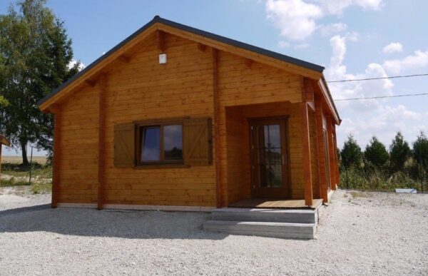 Drewniany dom na działce.