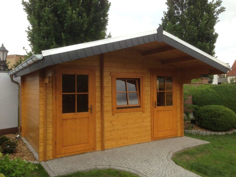 Drewniany domek ogrodowy.