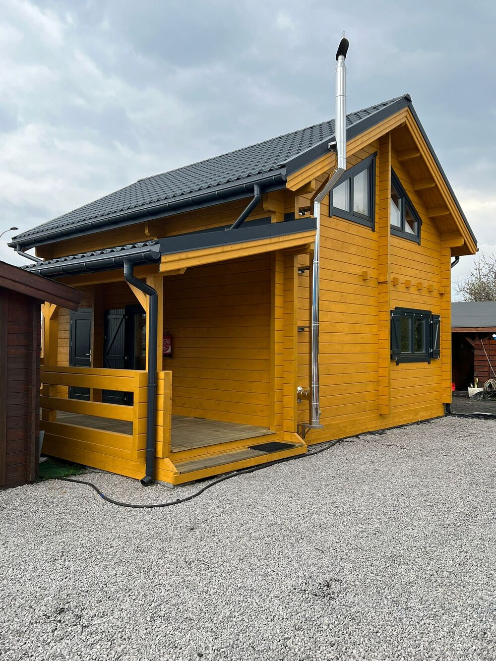 Drewniany dom z żółtymi ścianami.