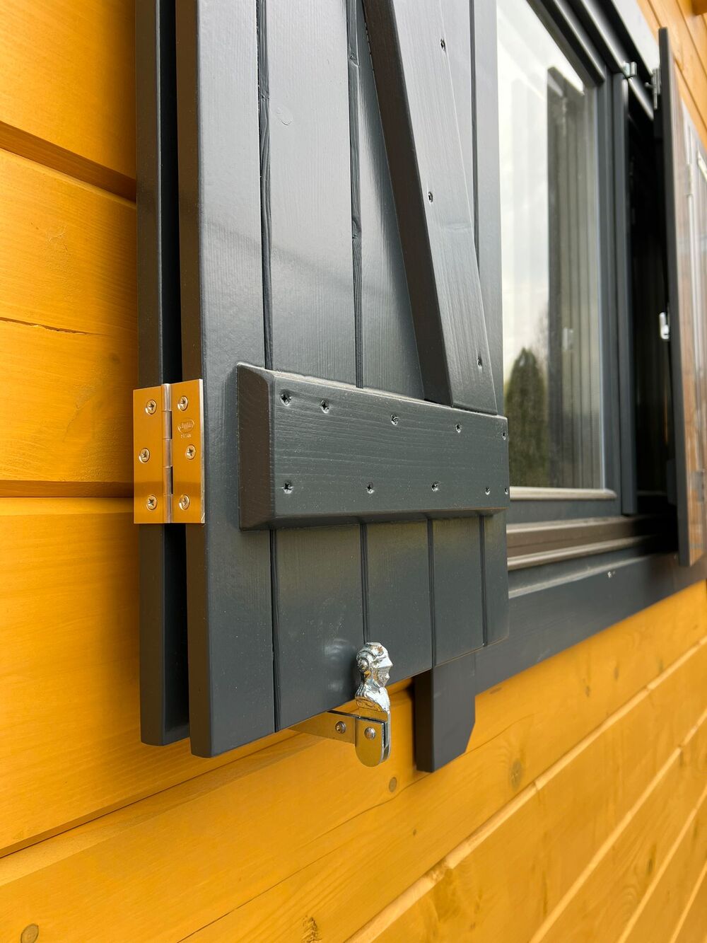 Metalowe drzwi na żółtej ścianie.