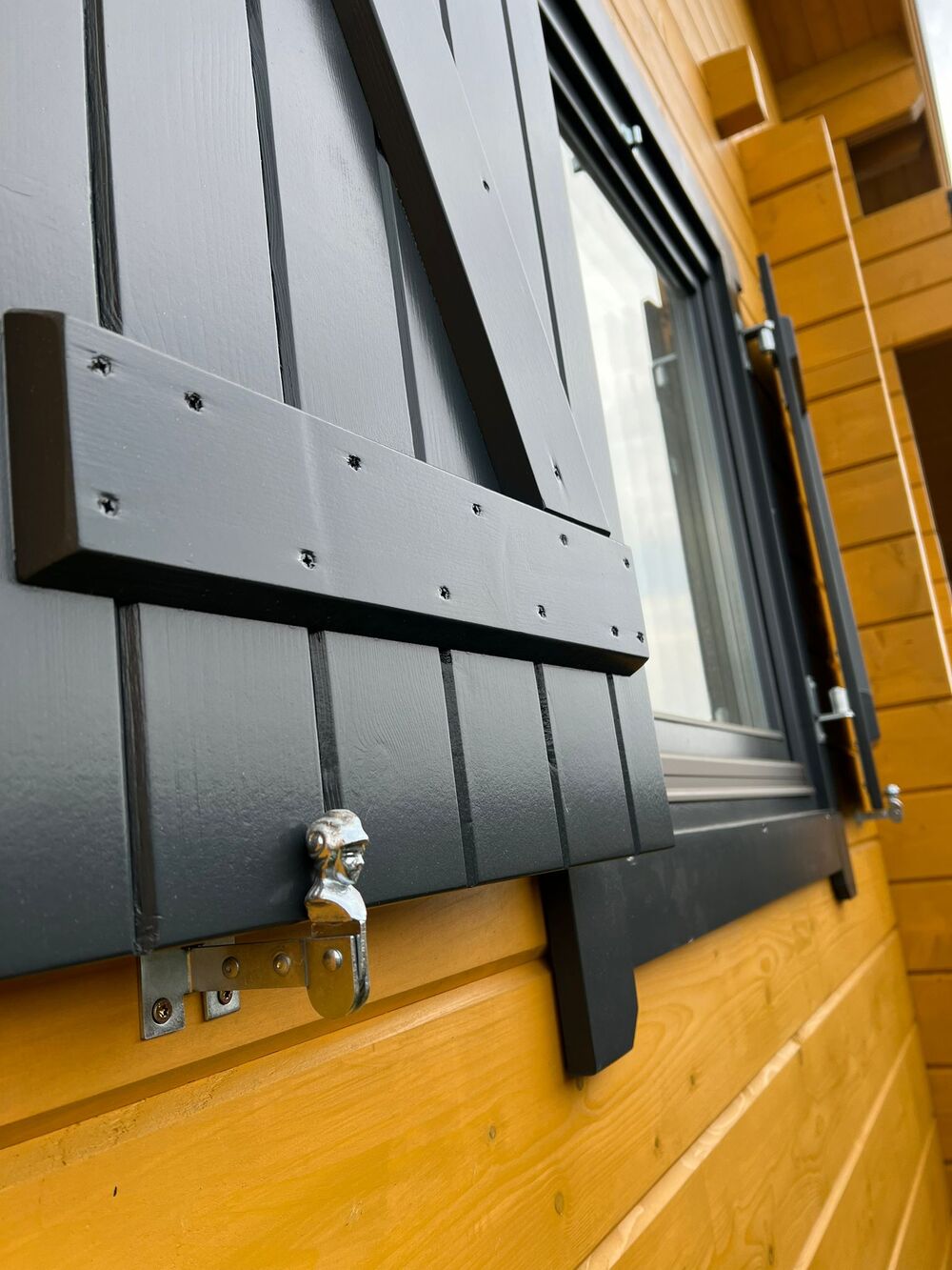 Wnętrze budynku, drzwi, okno.