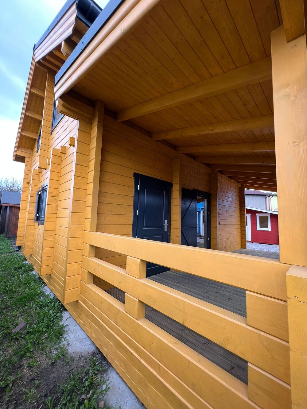 Drewniany dom z ciemnym wejściem.