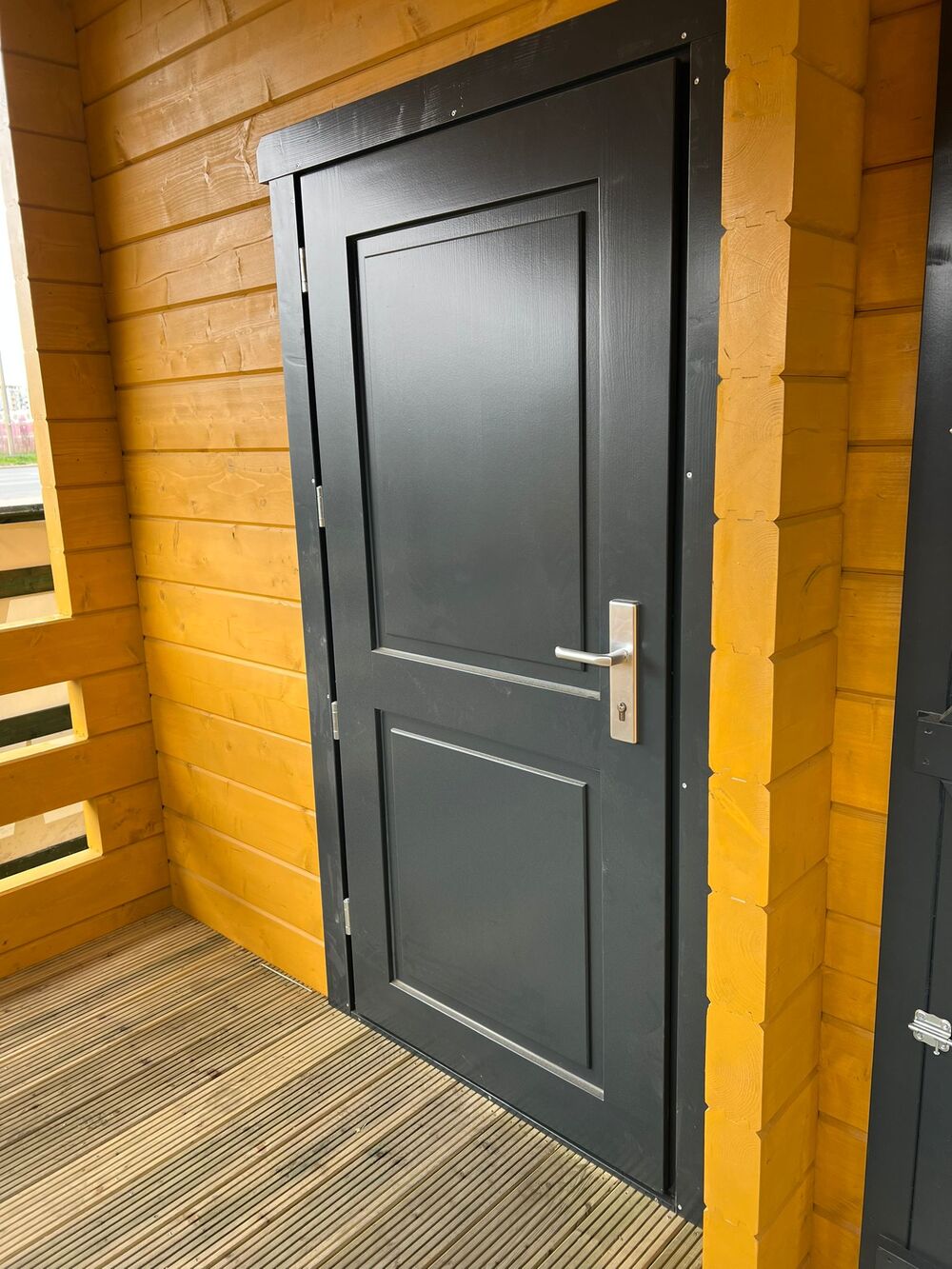 Ciemne drewniane drzwi.