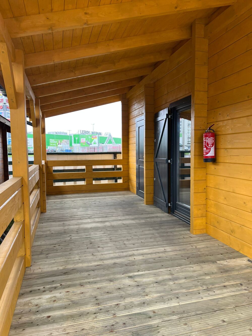 Drewniana weranda z drzwiami.