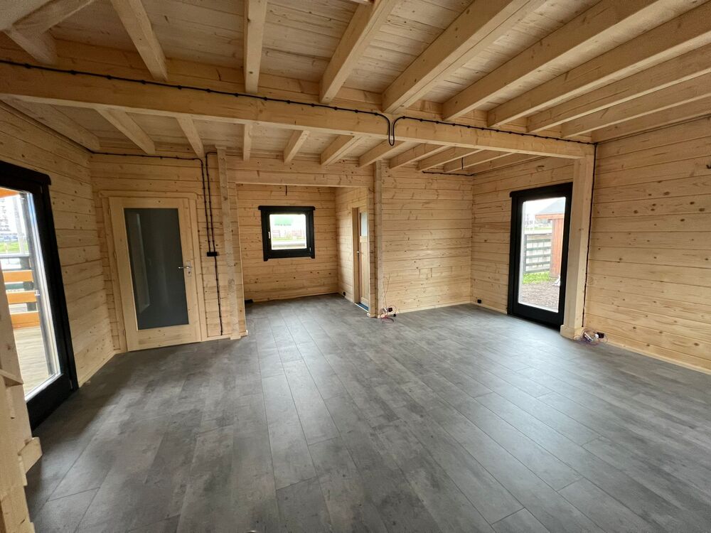 Drewniane wnętrze, puste pomieszczenie.