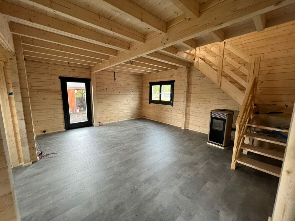 Drewniany dom z szarą podłogą.