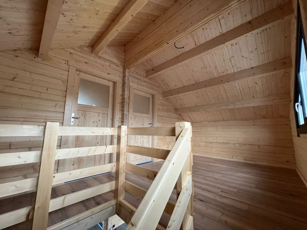 Drewniane wnętrze z dachem.