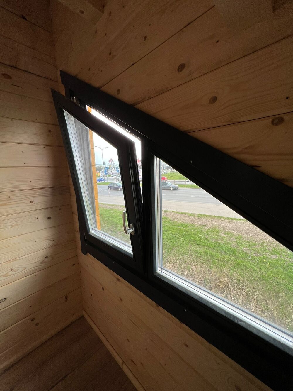 Drewniana konstrukcja z dużymi oknami.