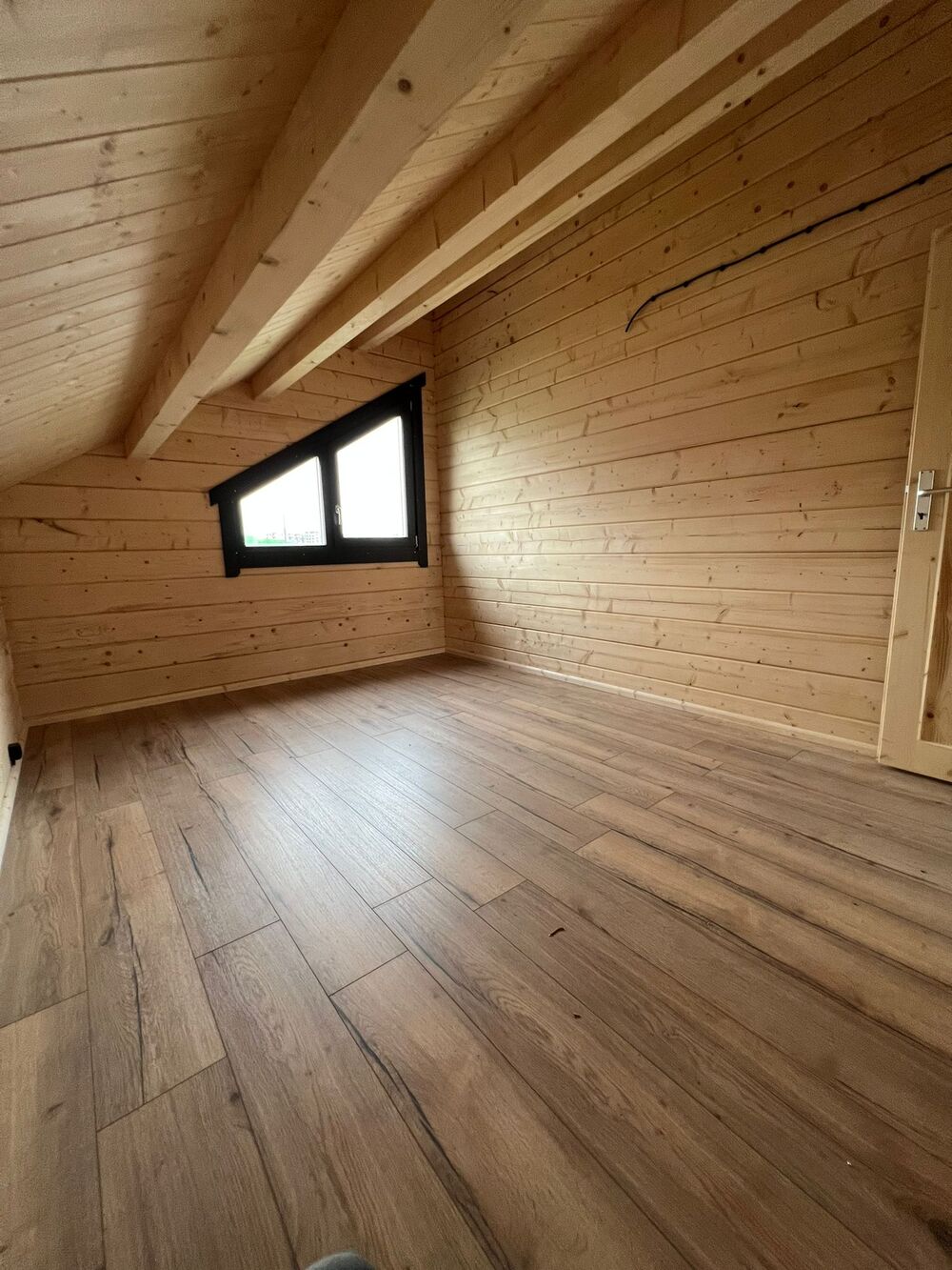 Drewniane wnętrze domu.