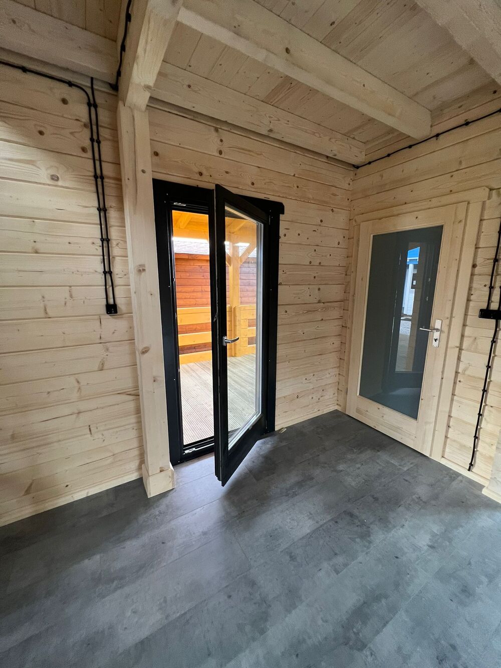 Drewniane wnętrze z drzwiami.