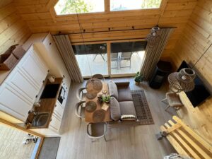 Przytulne, drewniane wnętrze z meblami.