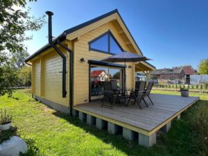 Drewniany dom z tarasem.