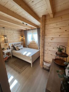 Drewniana sypialnia z łóżkiem.