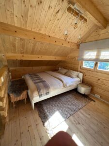 Drewniany dom, umeblowanie, oświetlenie.