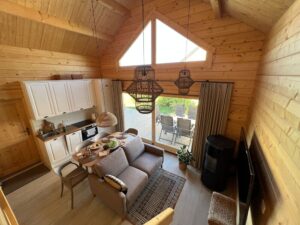 Przestronne, drewniane wnętrze z oknami.