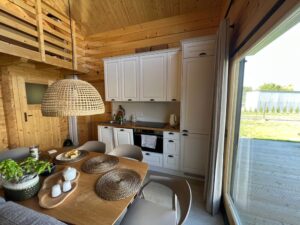 Drewniane wnętrze kuchni z meblami.