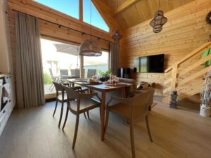 Drewniany domek z meblami.