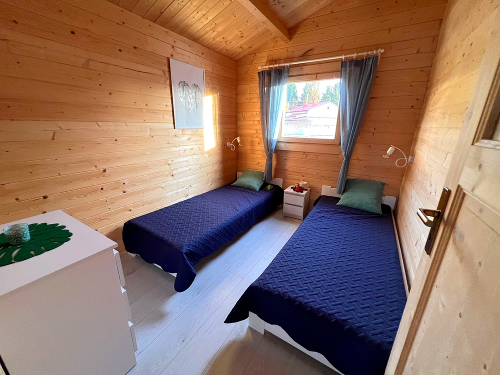 Drewniana kabina z dwiema łóżkami.