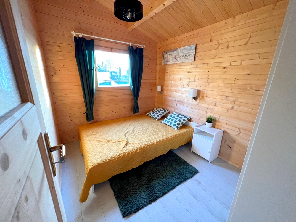 Sypialnia w domku drewnianym.