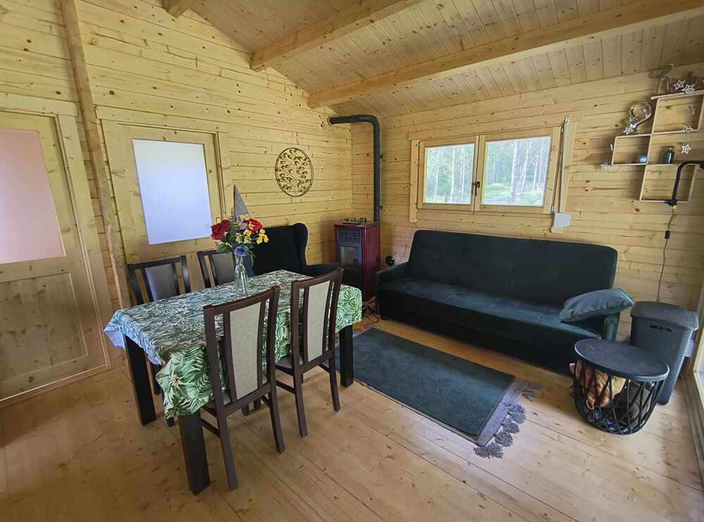 Wnętrze drewnianego domku.