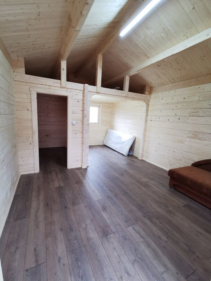 Drewniane wnętrze domu.