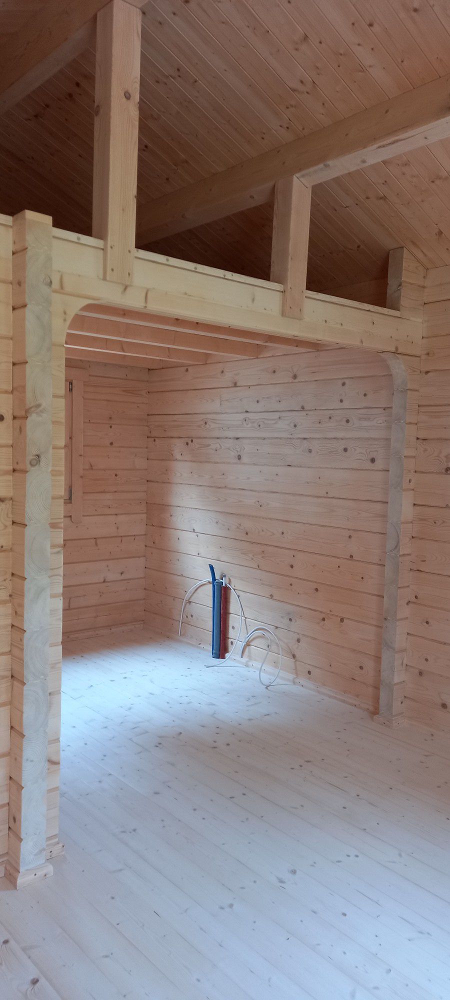 Drewniana chatka z meblami.