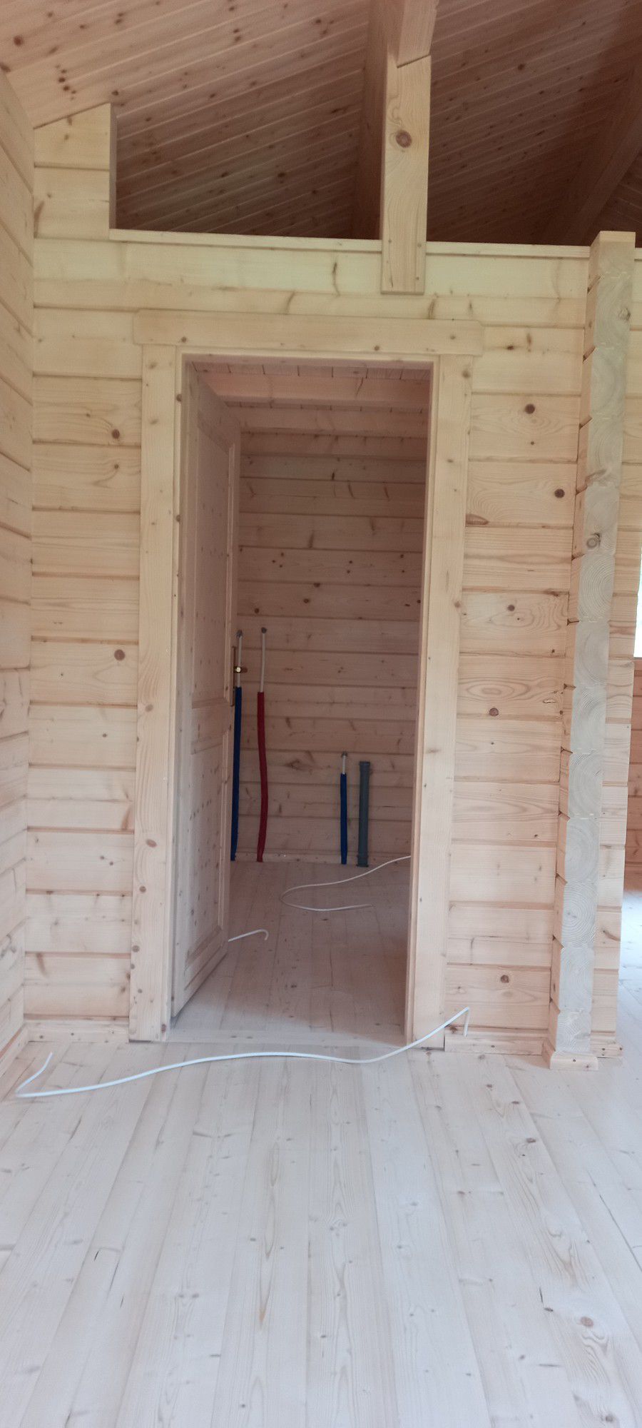 Drewniana wnęka z widocznymi kablami.