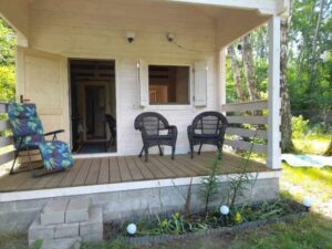 Drewniany domek z tarasem.