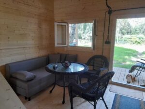 Drewniany taras z meblami.