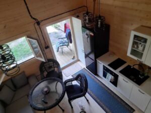 Drewniana chatka z meblami.