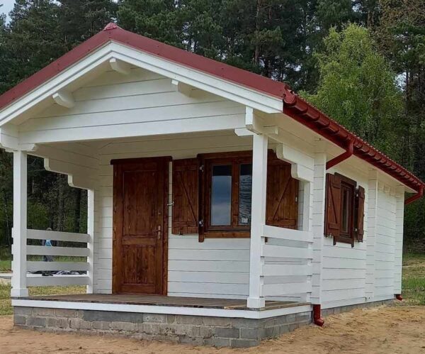 Drewniana chatka w lesie.