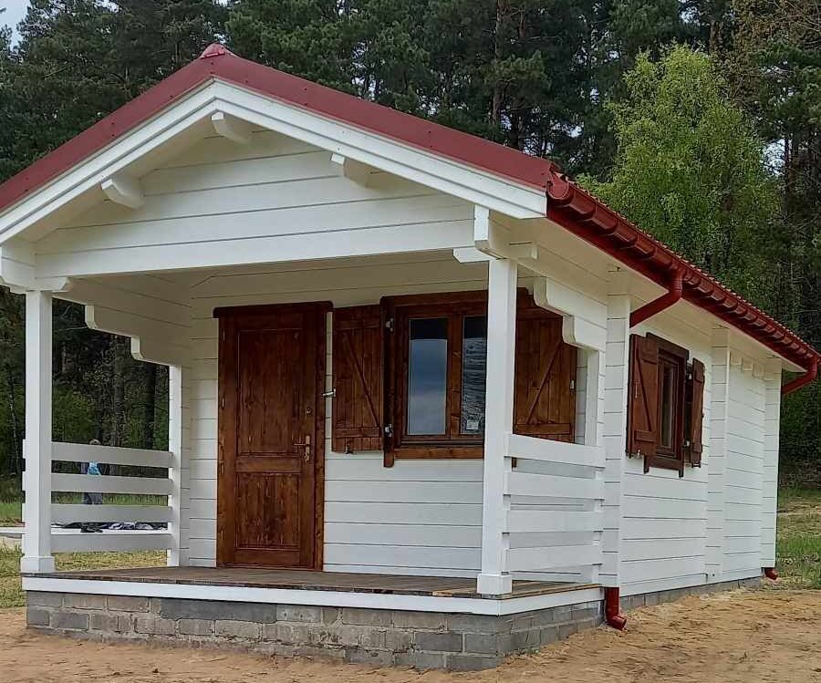 Drewniana chatka w lesie.