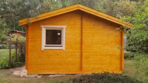 Drewniany domek ogrodowy.