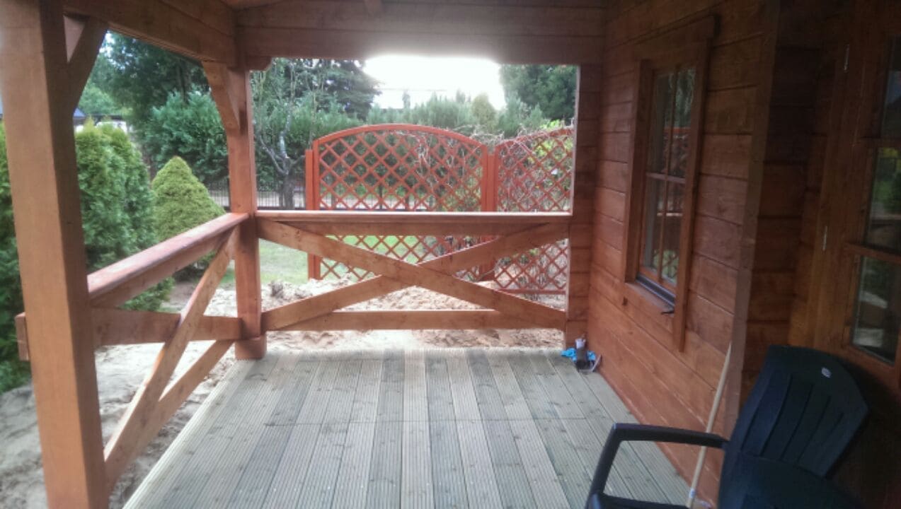 Drewniany domek na zewnątrz.