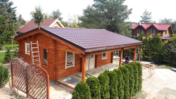 Drewniany domek w lesie.