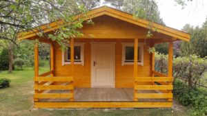 Drewniany domek w lesie.