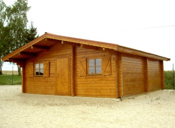 Drewniany domek w lesie.